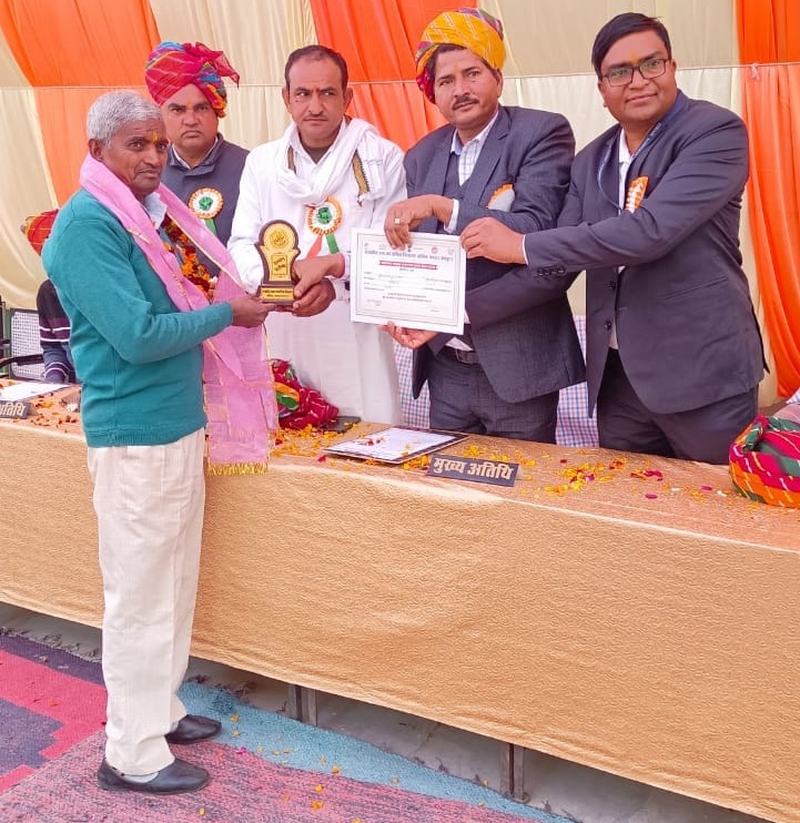 Shri Dungaram Kumhar receiving the Achievers Award